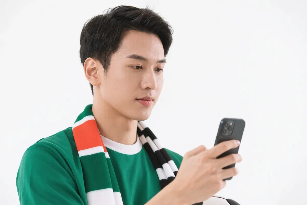 球迷使用手机查看赛程与比分